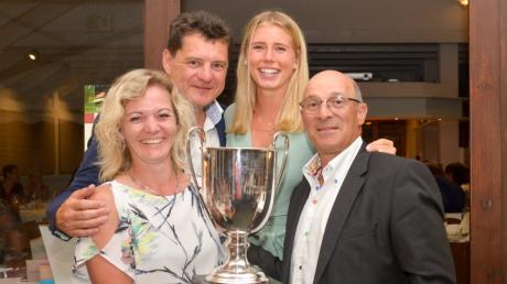 Siegerehrung:  Wanderpokal-Gewinnerin Sabine Geissler, GCA-Clubpräsident Klaus Leuthe, Olivia Scherer und Turnierleiter Harry Schenavsky.