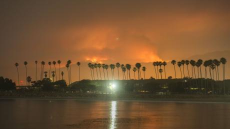 Waldbrände, aufgenommen am 9. Juli in Santa Barbara, Kalifornien. Das Feuer breitet sich entlang des Highway 154 aus. 