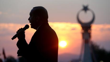 Der türkische Präsident Recep Tayyip Erdogan bei seiner Rede an das Volk vor dem Präsidentenpalast in Ankara.
