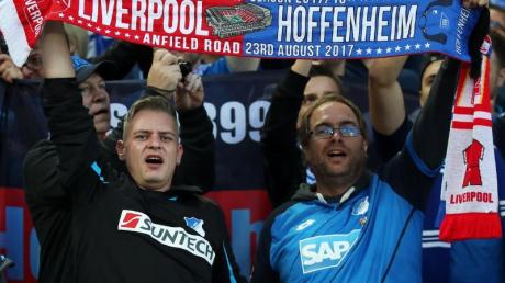 Hoffenheimer Fans feiern das Spiel ihrer Mannschaft.
