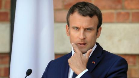 Emmanuel Macron hat eine imposante Erscheinung. Viele sehen in ihm eine Lichtgestalt. Dafür investiert der französische Präsident aber auch Tausende Euro auf Staatskosten.
