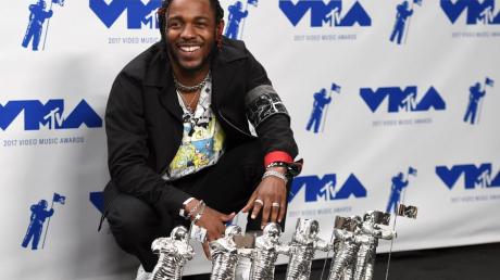 Kendrick Lamar zeigt bei den MTV Video  Music Awards seine gewonnen Preise. der Wichtigste: Der für das beste Video.