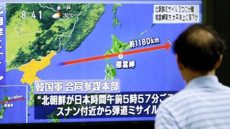 Ein Japaner sieht sich Berichte über den Start einer nordkoreanischen ballistischen Rakete an. Nordkorea hat nach Angaben Südkoreas eine Rakete über Japan hinweg geschossen.