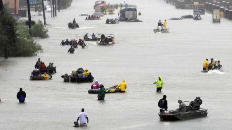 Auf einer überfluteten Straße in Houston werden Boote zur Evakuierung von Flutopfern eingesetzt.
