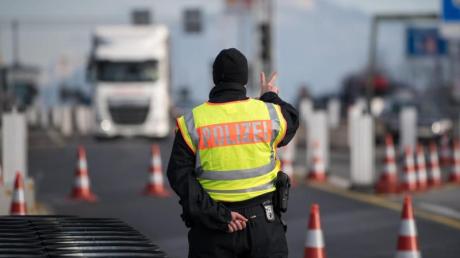 Bundesinnenminister Thomas de Maizière verlängerte am Mittwoch die Grenzkontrollen an Deutschlands Binnengrenzen um weitere sechs Monate.