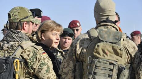 Angela Merkel 2010 beim Besuch in Afghanistan stationierter Soldaten.
