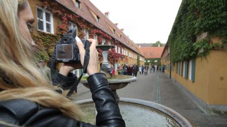 Filmschaffende besichtigten unter anderem die Fuggerei in Augsburg. Location Scouts halten ihre Eindrücke mit der Kamera fest. 