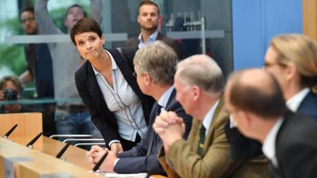 Frauke Petry, Bundesvorsitzende der AfD, verlässt die Bundespressekonferenz. Zuvor hatte sie angekündigt, nicht der AfD-Fraktion angehören zu wollen.