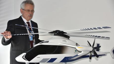 Rund 400 Stundenkilometer schnell sein soll der Hubschrauber namens "Racer", den Tomas Krysinski, Forschungsdirektor von Airbus Helicopters, nun anhand eines Modells präsentierte.