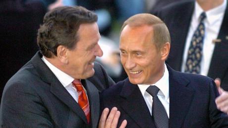 Ziemlich beste Freunde: Der damalige Bundeskanzler Gerhard Schröder begrüßt den russischen Präsidenten Wladimir Putin.