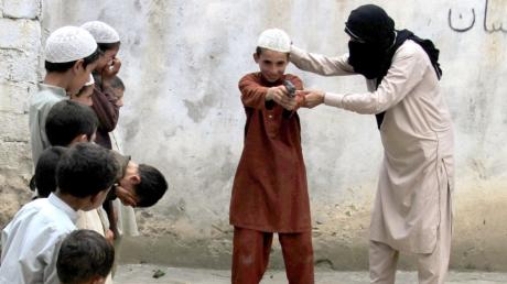 Der IS bildet auch Kinder zu Terroristen aus. 