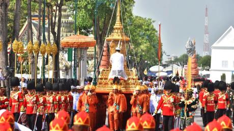 Der feierliche Trauerzug für Thailands verstorbenen König Bhumibol findet am 26. Oktober in Bangkok statt. Der Weg wird von mehr als 100.000 Menschen gesäumt. 