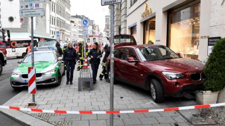 Vor den Geschäftsräumen des Juweliers Hörl in der Augsburger Karolinenstraße ist am Donnerstag ein Auto gegen eine Hauswand geprallt.