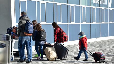 Abgelehnte Asylbewerber aus dem Balkan treten am Flughafen Kassel ihre freiwillige Rückreise an.  