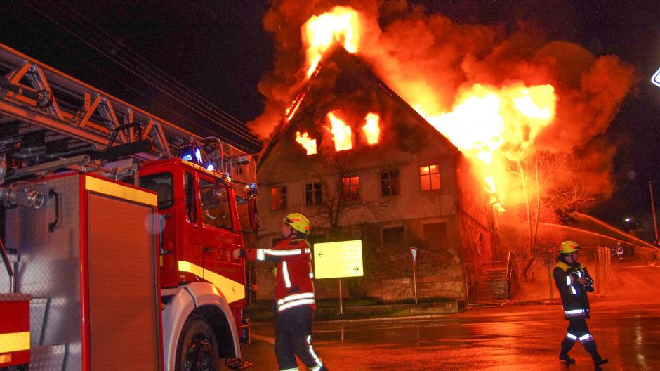 22+ frisch Vorrat Haus Abgebrannt - Haus Brennt Bei Feuer Komplett Ab - Drei schuppen abgebrannt im haus daneben zersprangen die fenster niederalteich.