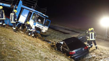 Bei einem Verkehrsunfall auf der B300 bei Schrobenhausen kam in frühen Samstagmorgenstunden eine 34-jährige aus Aichach ums Leben. 