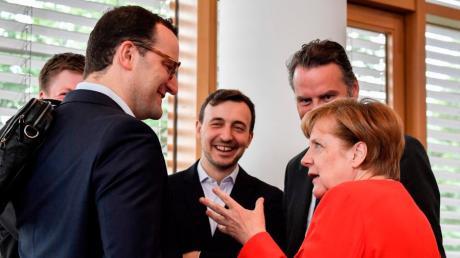 Bundeskanzlerin Angela Merkel plant mit dem Konservativen Jens Spahn (links) als Gesundheitsminister in der GroKo.