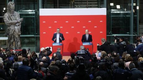 Der Chef der Mandatsprüfungs- und Zählkommission, Schatzmeister Dietmar Nietan und Olaf Scholz, stellvertretender SPD-Vorsitzender, verkünden das Ergebnis.