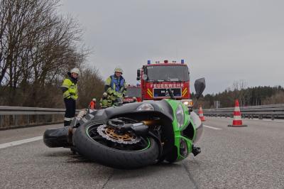 Motorradfahrerin stirbt nach Sturz - A96 stundenlang gesperrt