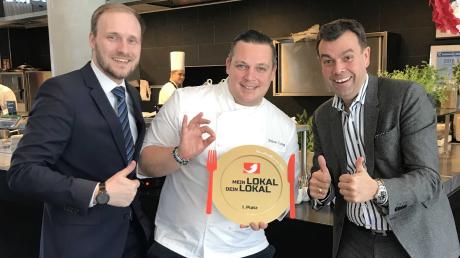 Das Restaurant Maximilian's gewinnt bei TV-Show. Küchendirektor Simon Lang (Mitte) freut sich mit Manager Sebastian Kahl (links) und Hoteldirektor Theodor Gandenheimer (rechts).