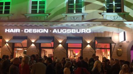 Die neu renovierte Fassade an dem Großbürgerhaus in der Maximilianstraße 65 wurde stimmungsvoll beleuchtet. Anlass war die Eröffnung des Friseurstudios "Hair Design Augsburg".