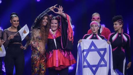 Eleni Foureira (Mitte links) für Zypern und Netta (Mitte rechts) für Israel jubeln nach der bekanntgabe der Ergebnisse im ersten Halbfinale des Eurovision Song Contest. 