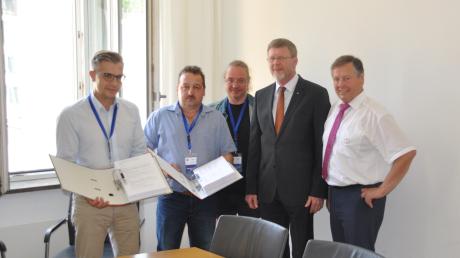 Flutpolder-Gegener überreichten in München 12.300 Unterschriften an  Umweltminister Marcel Huber.