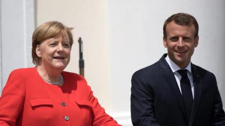 Bundeskanzlerin Merkel neben Präsident Macron in Schloss Meseberg in Brandenburg.