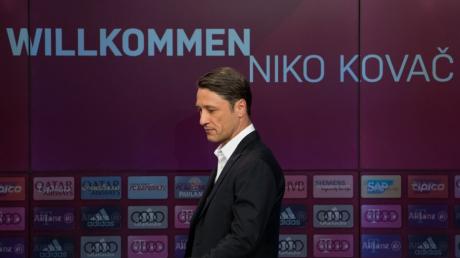  Der neue Trainer Niko Kovac kommt zur Pressekonferenz.