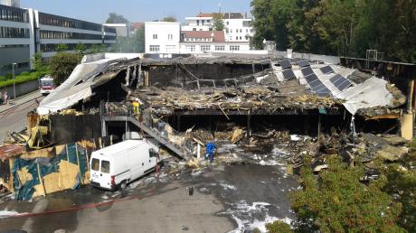 Der Tag nach dem Brand zeigt das Ausmaß der Zerstörung am Caritas-Gebäude in Göggingen.