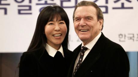 Altbundeskanzler Gerhard Schröder und seine Frau Soyeon Kim in Seoul.