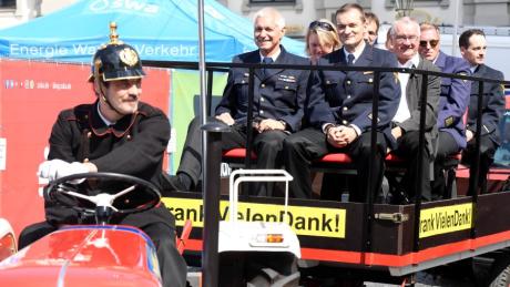 Augsburger Feuerwehrchef Frank Habermaier geht nach 26 Dienstjahren in Pension - und wurde gebührend verabschiedet.