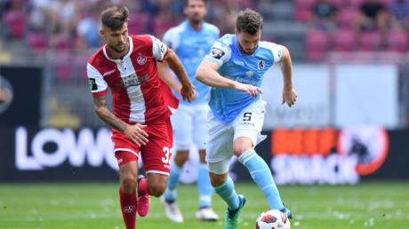 Kaiserslauterns Lukas Spalvis und Münchens Quirin Moll kämpfen um den Ball. Der TSV 1860 hat am Samstag knapp mit 0:1 verloren.