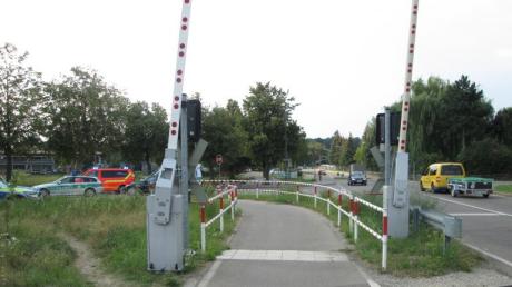 Der Bahnübergang in Schrobenhausen war eigentlich mit Schranken abgesichert. Doch der 14-Jährige wählte eine ungesicherte Alternativroute.