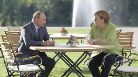 Bundeskanzlerin Angela Merkel zusammen mit Wladimir Putin auf Schloss Meseberg.