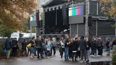 Konzertbesucher warten  vor der Bühne auf den Beginn. Deutsche Bands wollen mit einem Gratis-Konzert in Chemnitz ein Zeichen gegen Rassismus, Ausländerfeindlichkeit und Gewalt setzen.