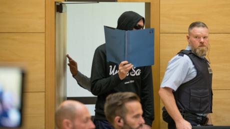 In Hille an der Grenze zu Niedersachsen waren im März die Leichen dreier Männer mit deutlichen Spuren von Gewalt entdeckt worden. Vor Gericht müssen sich nun zwei Männer verantworten.