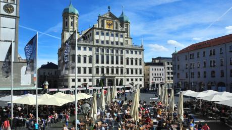 Der Rathausplatz ist ein Anziehungspunkt für Augsburger und Touristen.