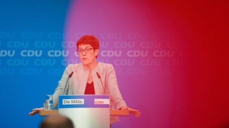 Annegret Kramp-Karrenbauer, Generalsekretärin der CDU, übt zwischen den Zeilen Kritik an CSU-Chef Horst Seehofer.