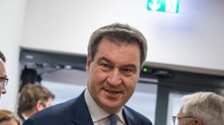 16.10.2018, Bayern, München: Markus Söder CSU, Ministerpräsident von Bayern, geht auf seinem Wag zur Sitzung der CSU-Landtagsfraktion an den wartenden Journalisten vorbei. Foto: Peter Kneffel/dpa +++ dpa-Bildfunk +++