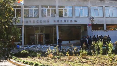 Auf der Krim sind bei einem Anschlag in einer Schule mindestens 17 Menschen getötet worden.