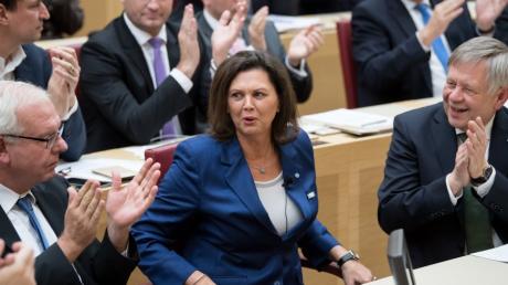 Ilse Aigner freut sich nach der Wahl zur neuen Landtagspräsidentin.