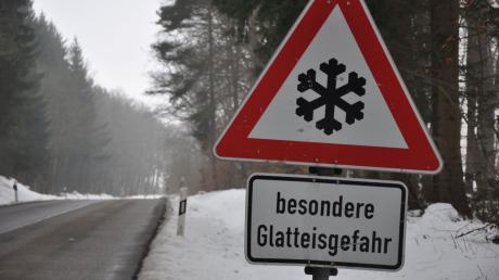 Eis- und Schneeglätte haben im Landkreis Neu-Ulm  zu zahlreichen Unfällen geführt. 