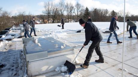 Die Landsberger Eishalle: Nach den Schneefällen vom Wochenende wird das Dach der Halle vorsorglich geräumt.