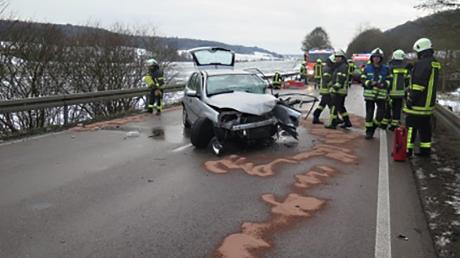 Bei einem Unfall zwischen Zusmarshausen und Horgau erlitten zwei Menschen am Samstagnachmittag schwerste Verletzungen.
