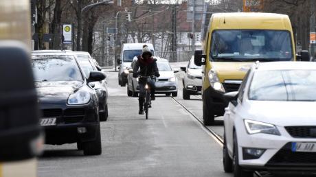 Der Allgemeine Deutsche Fahrradclub fordert mehr Investitionen, um die Lage für Radler in Augsburg zu verbessern. Hier eine Situation in der Hermannstraße.