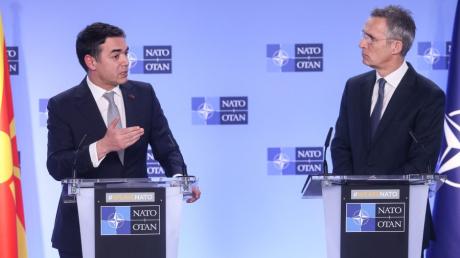 Nordmazedoniens Außenminister Nikola Dimitrov (links) hat mit Vertretern der 29 Nato-Bündnissstaaten und Generalsekretär Jens Stoltenberg (rechts) das  Beitrittsprotokoll unterzeichnet.