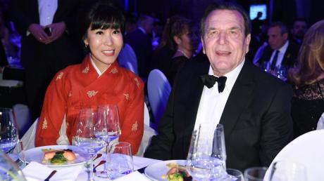 Altkanzler Gerhard Schröder und seine Frau Soyeon Kim (hier bei der „Cinema for Peace“-Gala) sind 2019 beim Wiener Opernball Gäste in der Loge der österreichischen Wirtschaftsministerin.