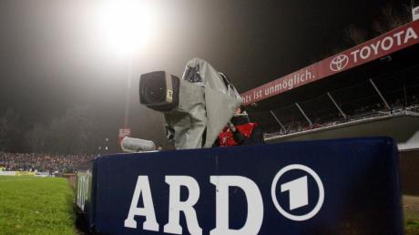 Die öffentlich-rechtlichen Sender ARD und ZDF sicherten sich die Übertragungsrechte für die EM 2016. Foto: Kay Nietfeld dpa