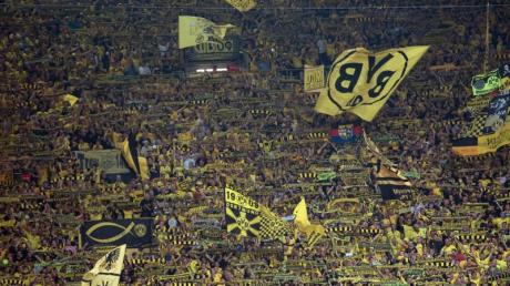 Borussia Dortmund fürchtet sich nach Fan-Ausschreitungen vor UEFA-Sanktionen. Aufgrund der BVB-Anhänger kam es gegen den PAOK Saliniki zu einer Spielunterbrechung. 